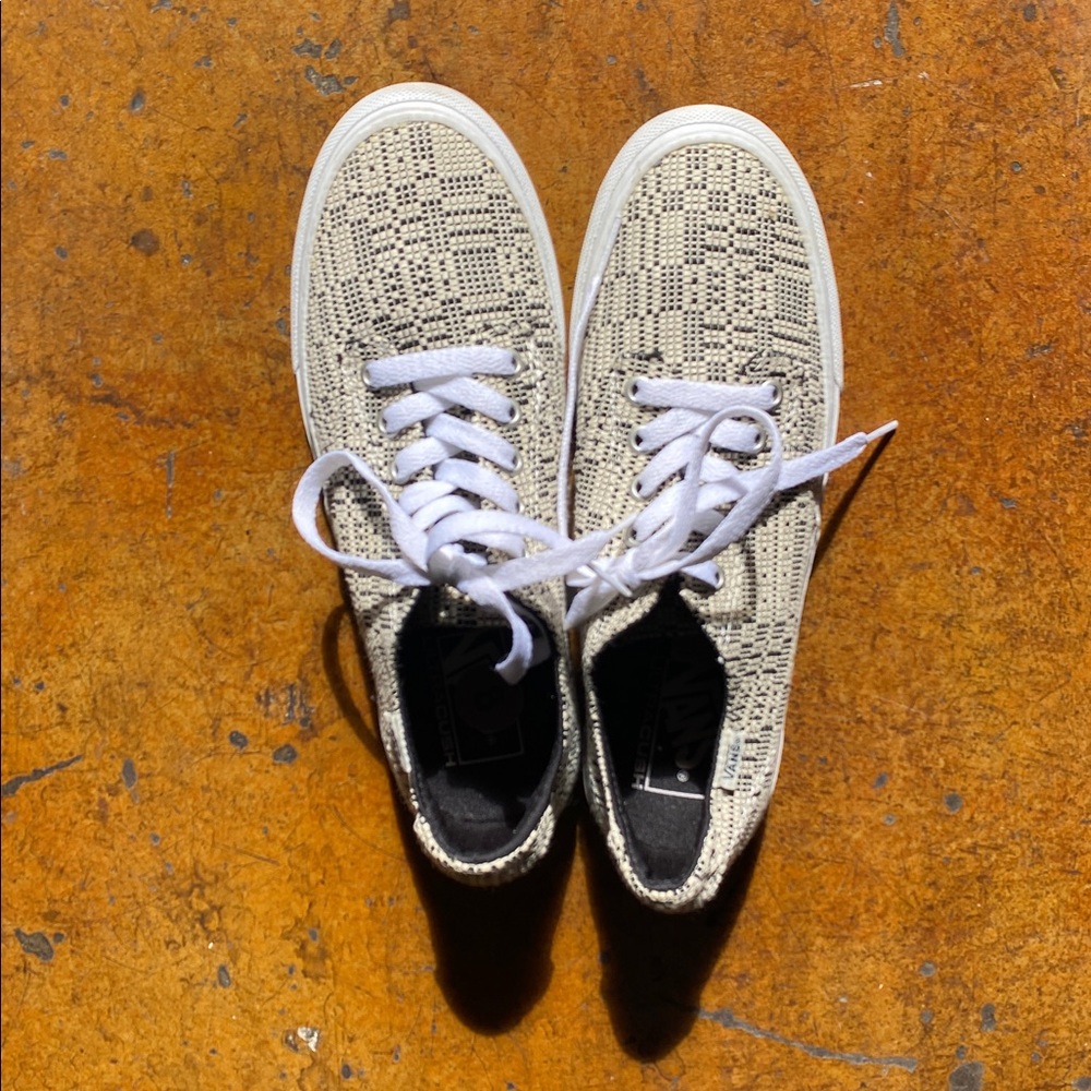 NEW Vans White and Black Knit Low-Top Sneakers size 8
